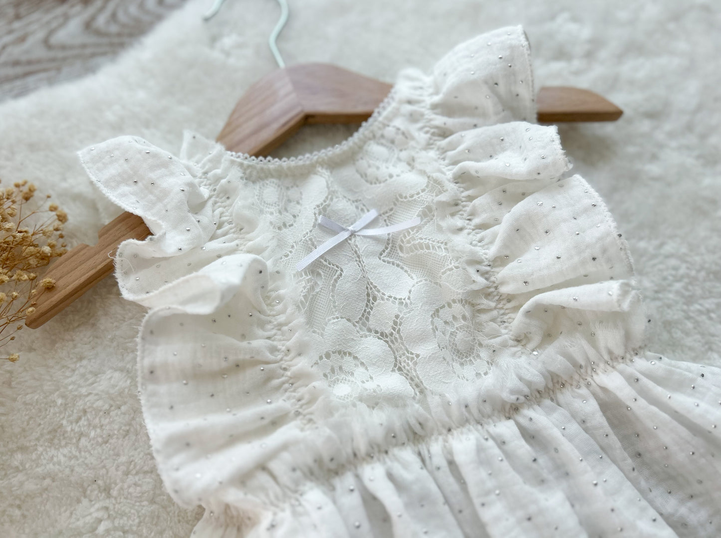 White lace sitter outfit made of muslin with ruffles, perfect as sitter photography outfit