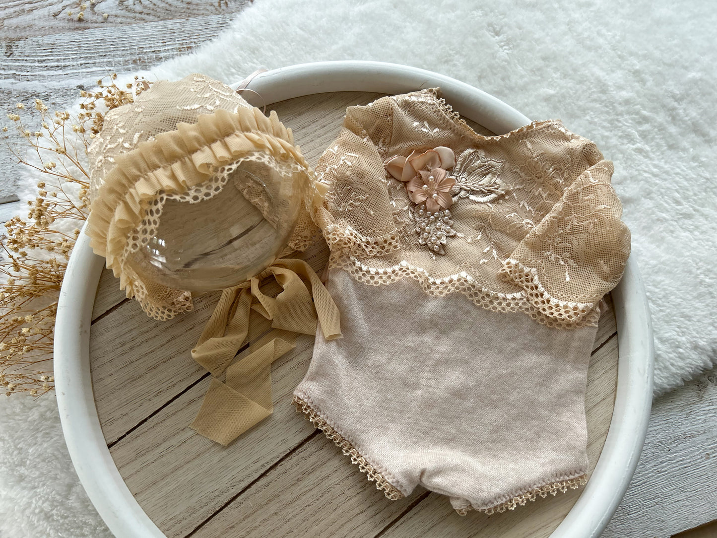 Beige newborn lace romper and bonnet set – baby girl photography outfit