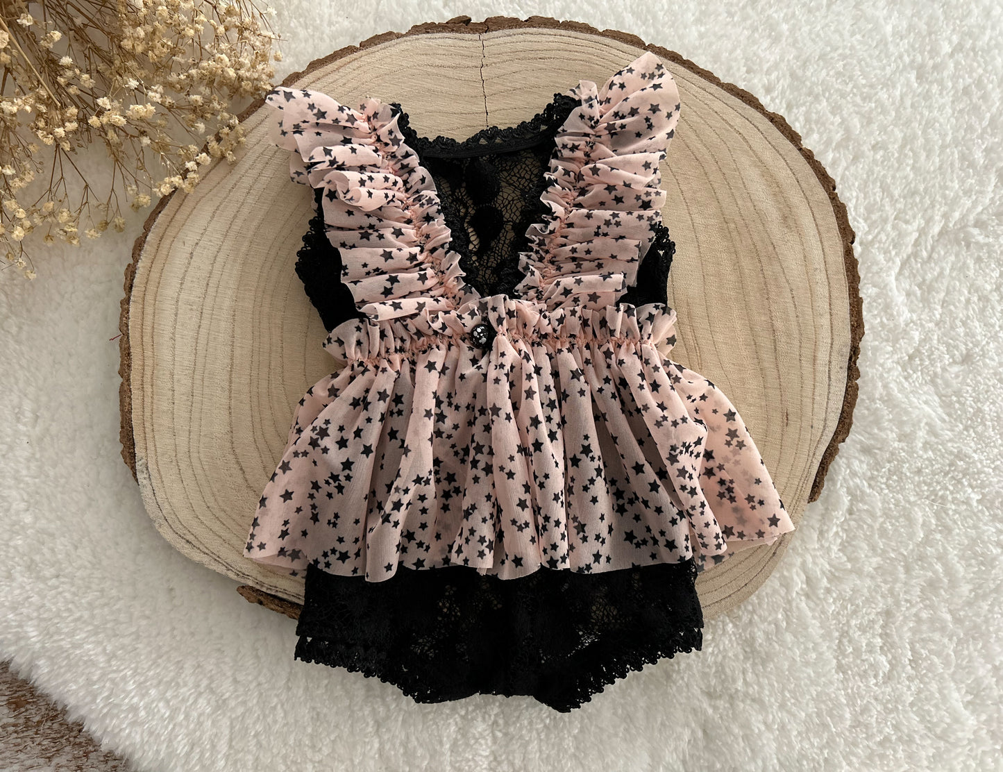 Newborn girl romper, Black lace baby outfit, Photography prop romper, Newborn ruffled romper