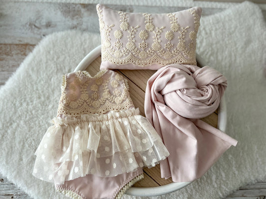Full newborn girl photography set in pink and ivory – flat lay on flokati