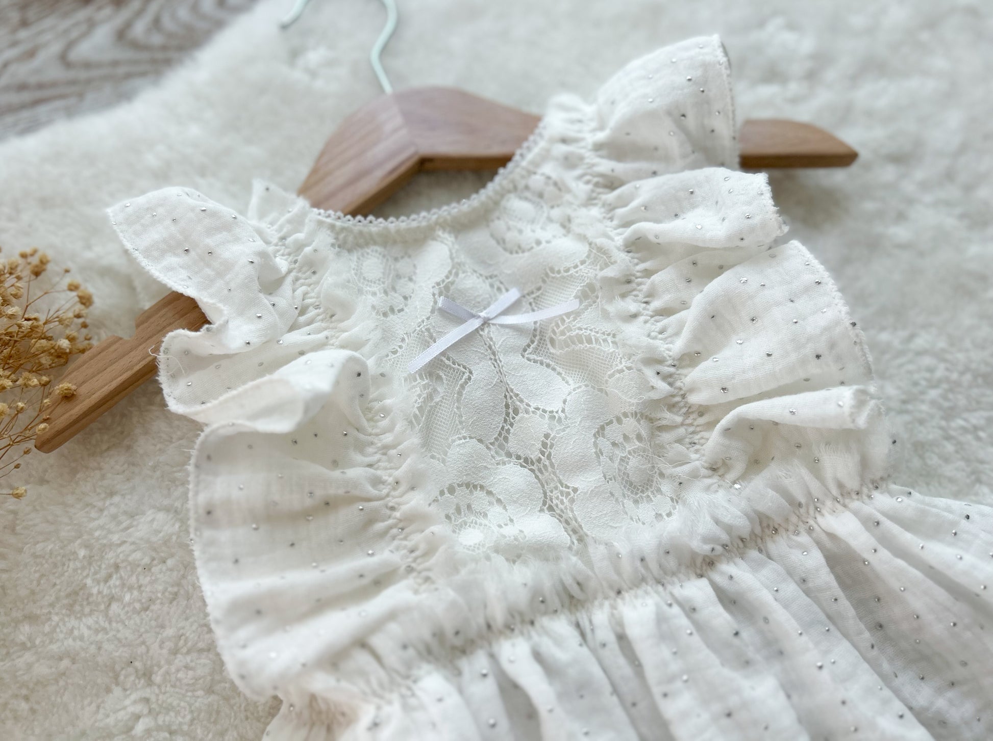 White lace sitter outfit made of muslin with ruffles, perfect as sitter photography outfit