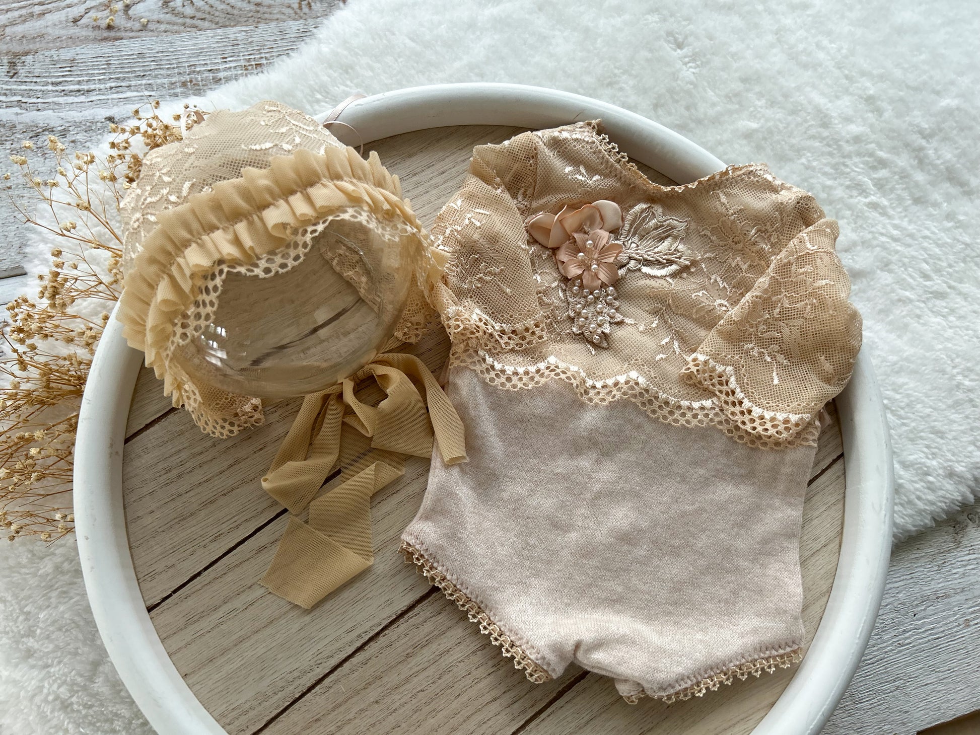 Beige newborn lace romper and bonnet set – baby girl photography outfit