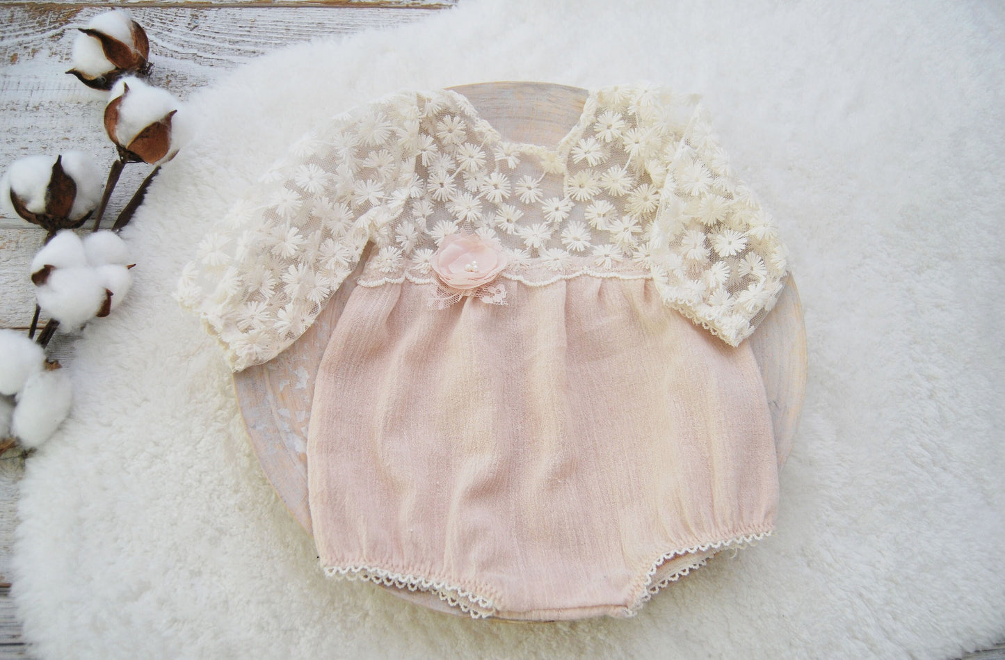 Newborn girl romper in boho style for photo shoots, Neutral photo prop lace outfit for newborn, Newborn photography romper with long sleeves