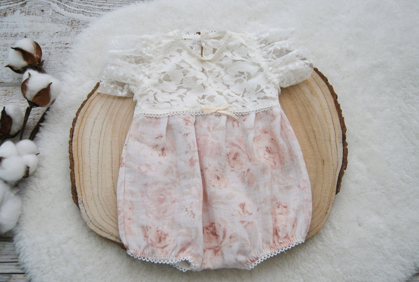 Delicate and feminine baby girl outfit in newborn size for photography sessions. The combination of colors, the design and the fabrics used to craft this newborn romper, give it beautiful bohemian vibes.