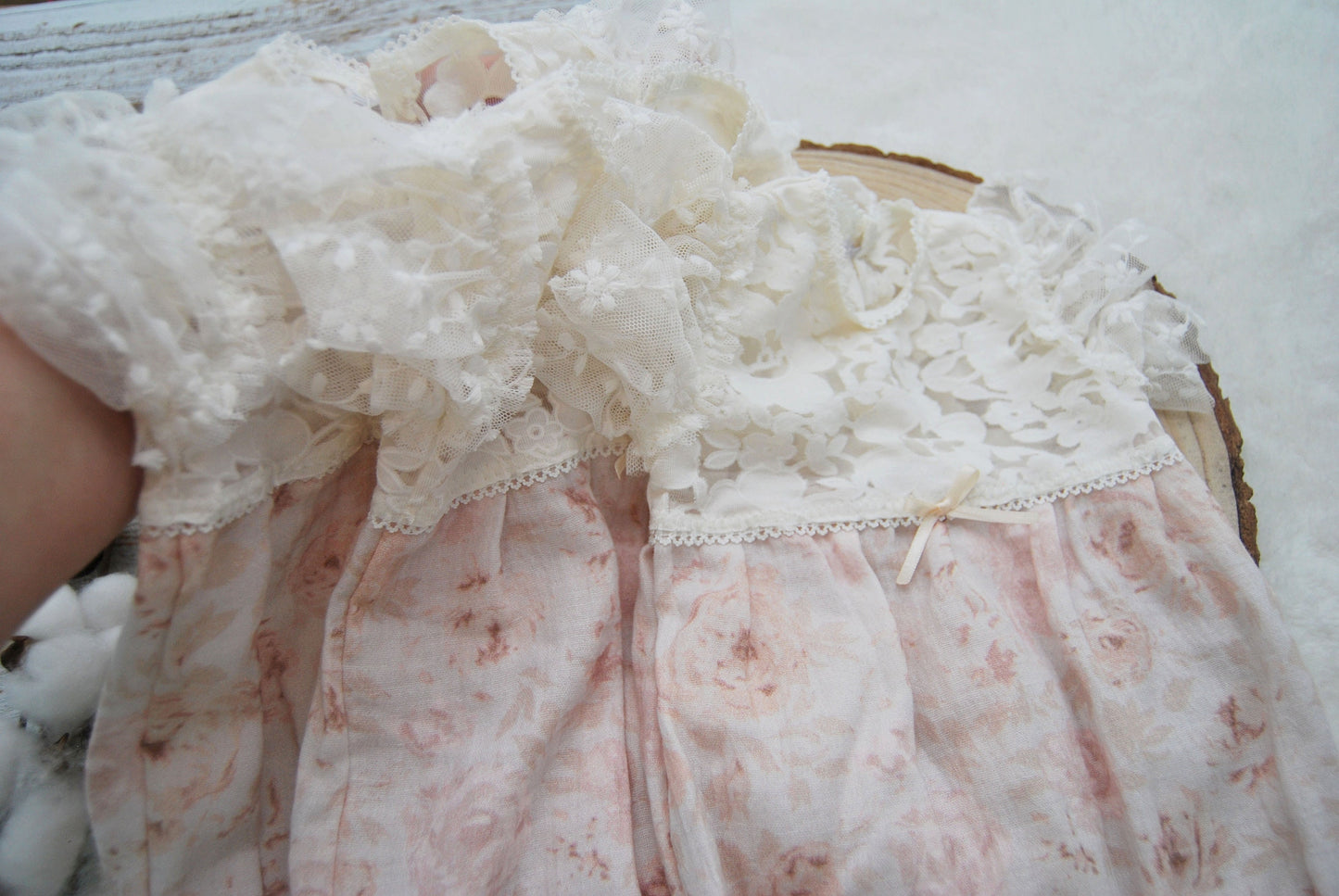 Beautiful newborn romper made of lace and muslin, for photo shoots. With floral print and white, pink shades, this baby girl photo outfit will impress with it&#39;s lightweight delicate look.