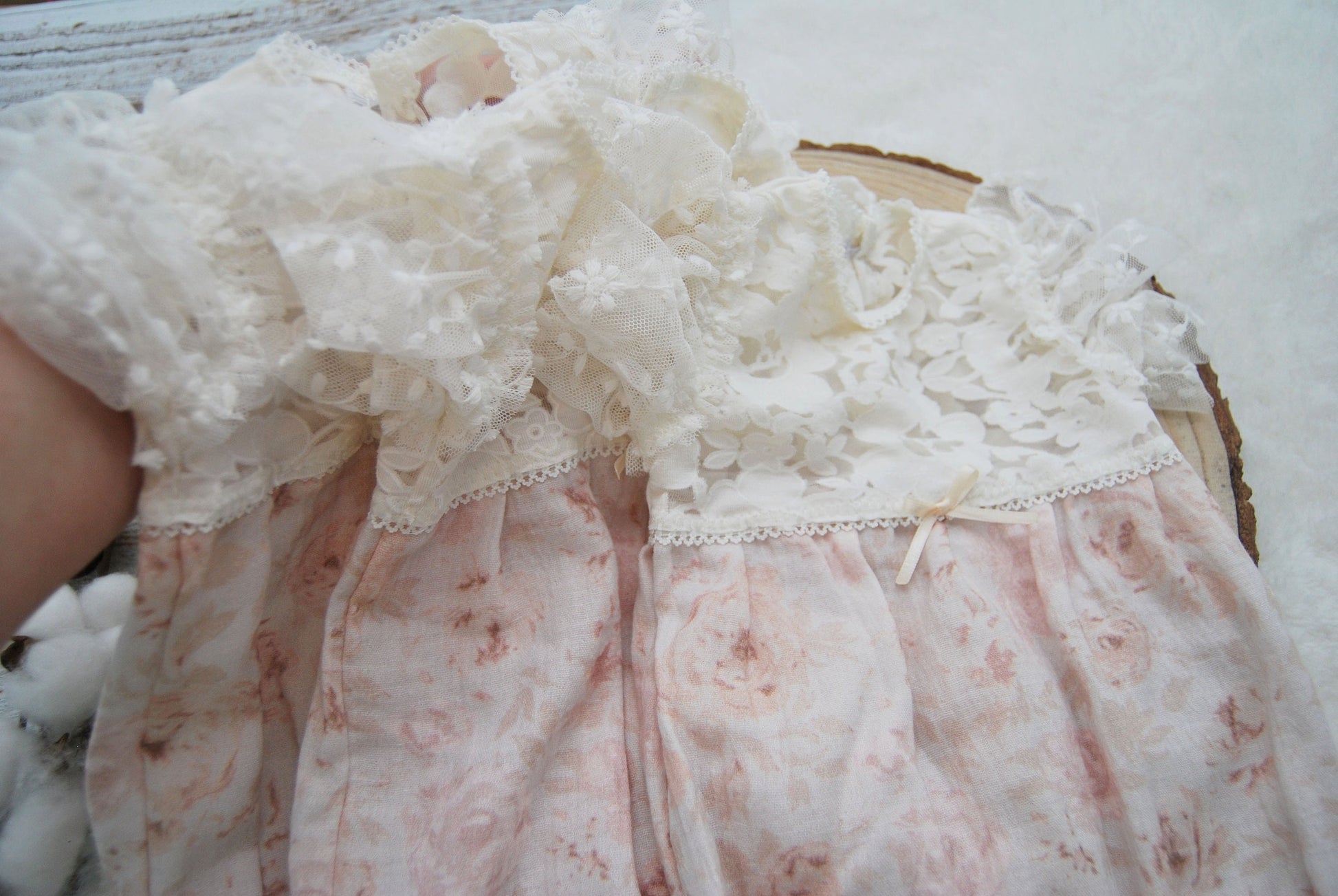 Beautiful newborn romper made of lace and muslin, for photo shoots. With floral print and white, pink shades, this baby girl photo outfit will impress with it&#39;s lightweight delicate look.