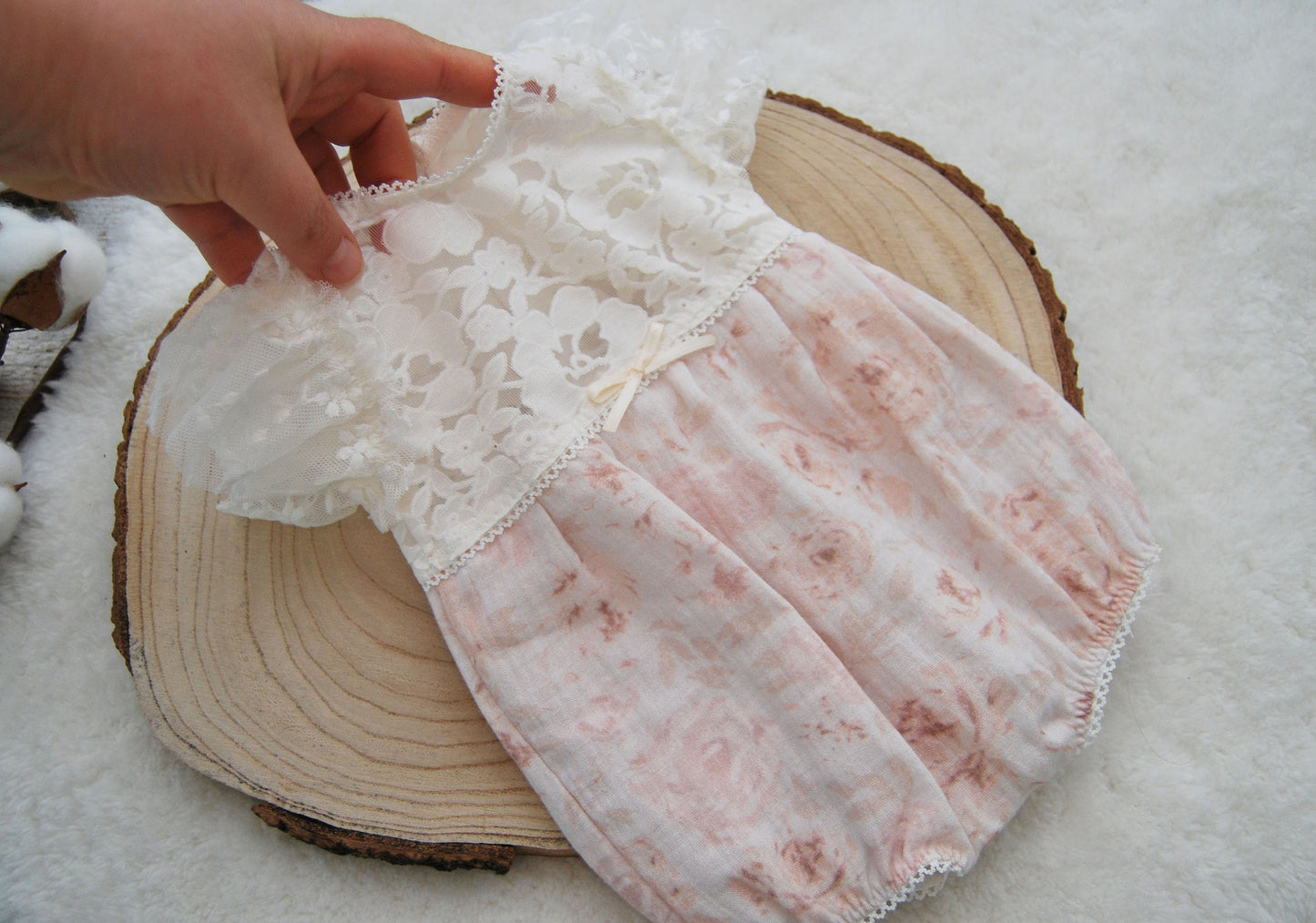 Newborn photo shoot outfit for baby girls. Girly and delicate, with boho vibes, this newborn romper will be soon a lovely addition to your photo prop collection.