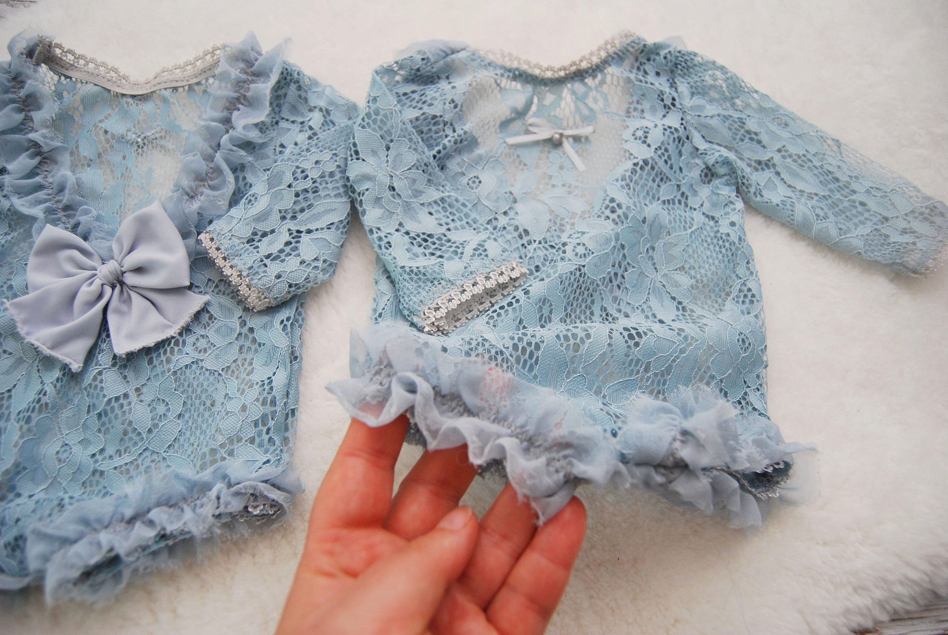 Newborn photography prop romper for baby girls, powder blue color. The floral texture, the ruffles on the back and the beautiful bow make it ideal for photo shoots.