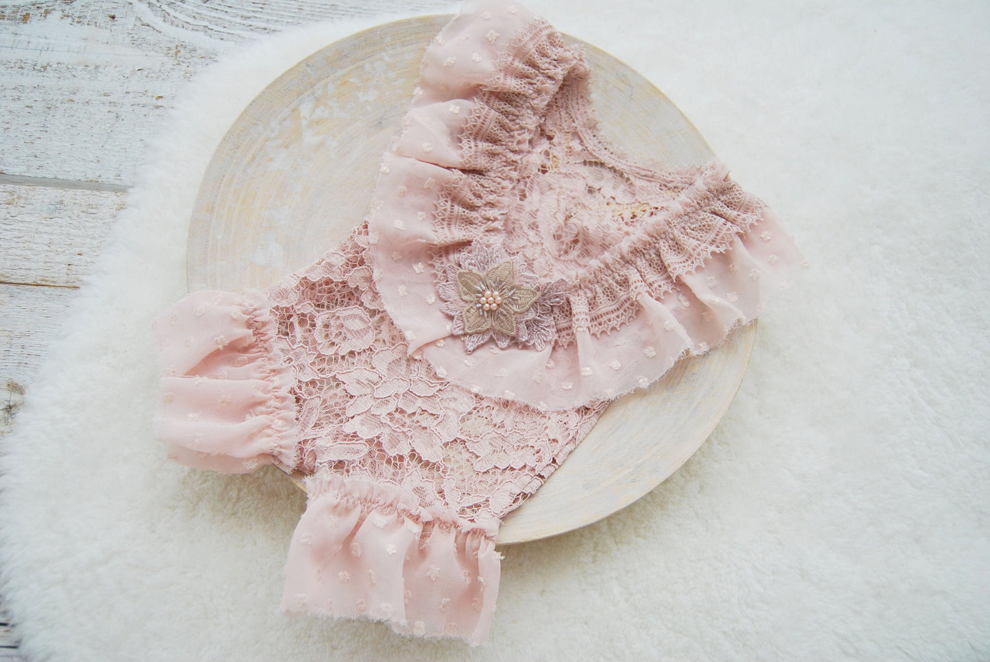 Photography outfit for newborn girls, Dusty pink romper baby, Newborn romper with opened back, Ruffled romper newborn, Photography prop