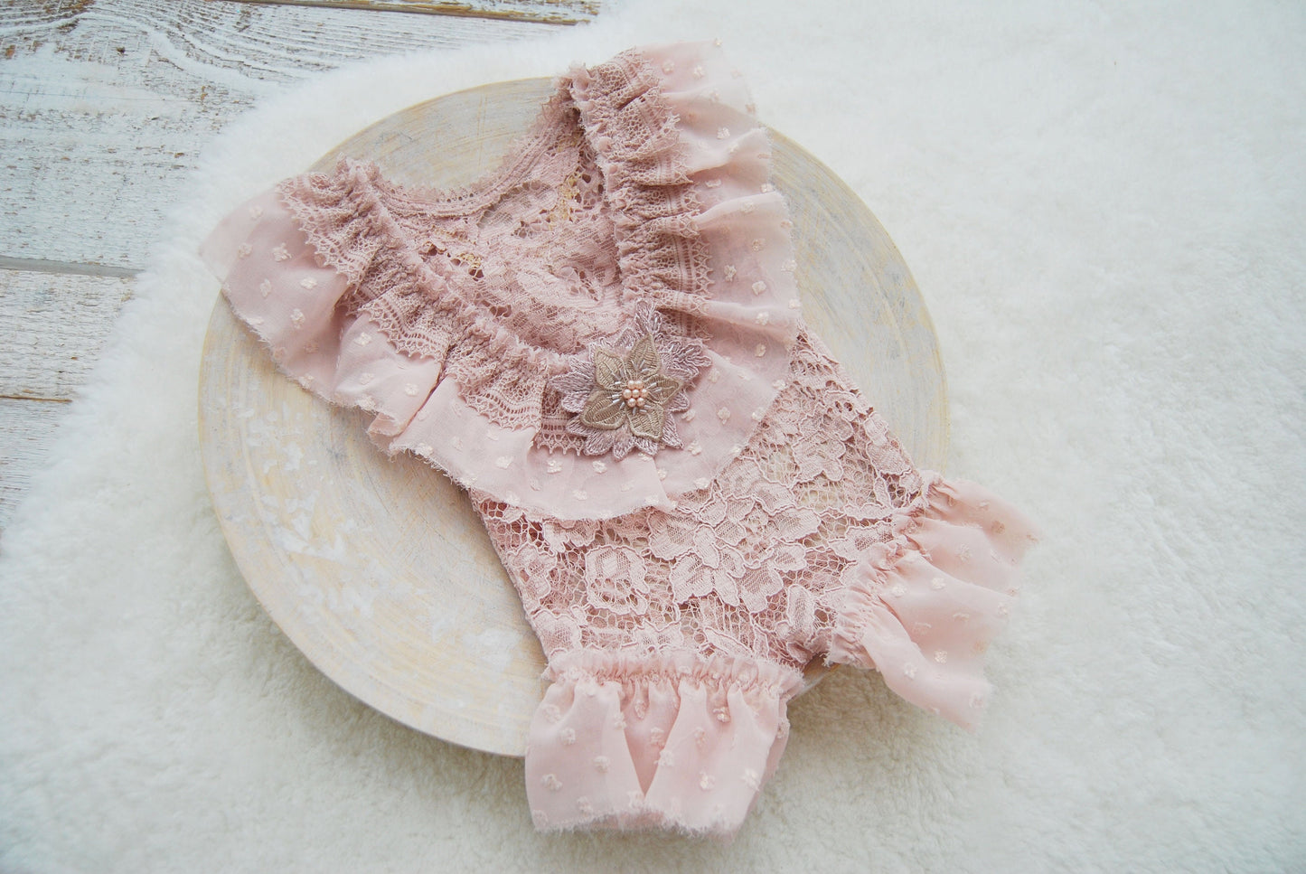 Photography outfit for newborn girls, Dusty pink romper baby, Newborn romper with opened back, Ruffled romper newborn, Photography prop