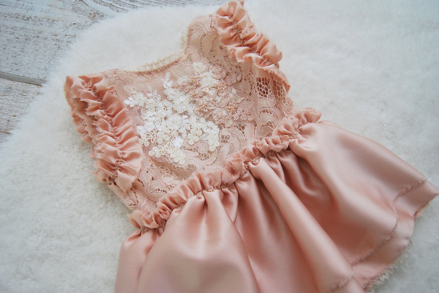 Photography outfit for sitter girls made of lace in dusty coral pink color. Perfect outfit for girly and feminine photo shoots.