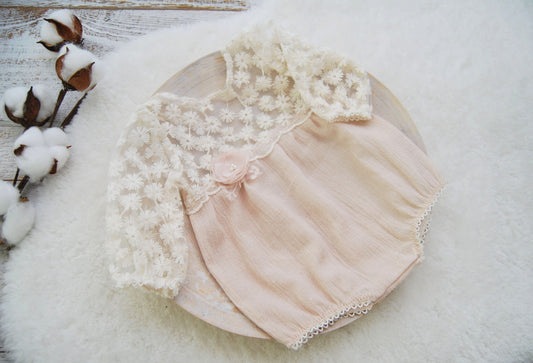 Newborn girl romper in boho style for photo shoots, Neutral photo prop lace outfit for newborn, Newborn photography romper with long sleeves