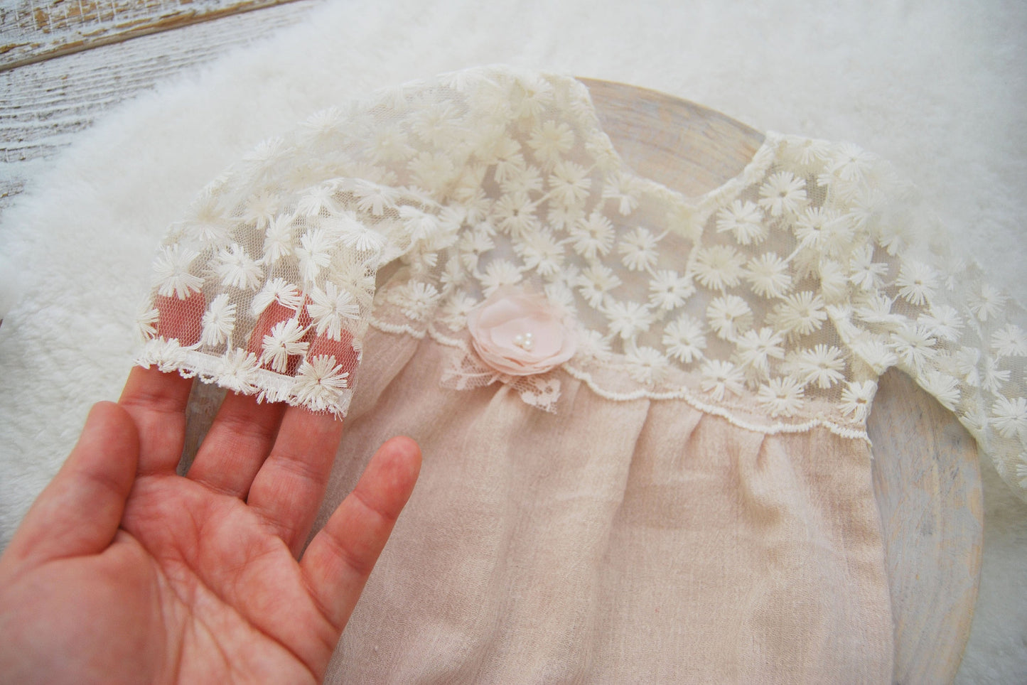 Newborn girl romper in boho style for photo shoots, Neutral photo prop lace outfit for newborn, Newborn photography romper with long sleeves