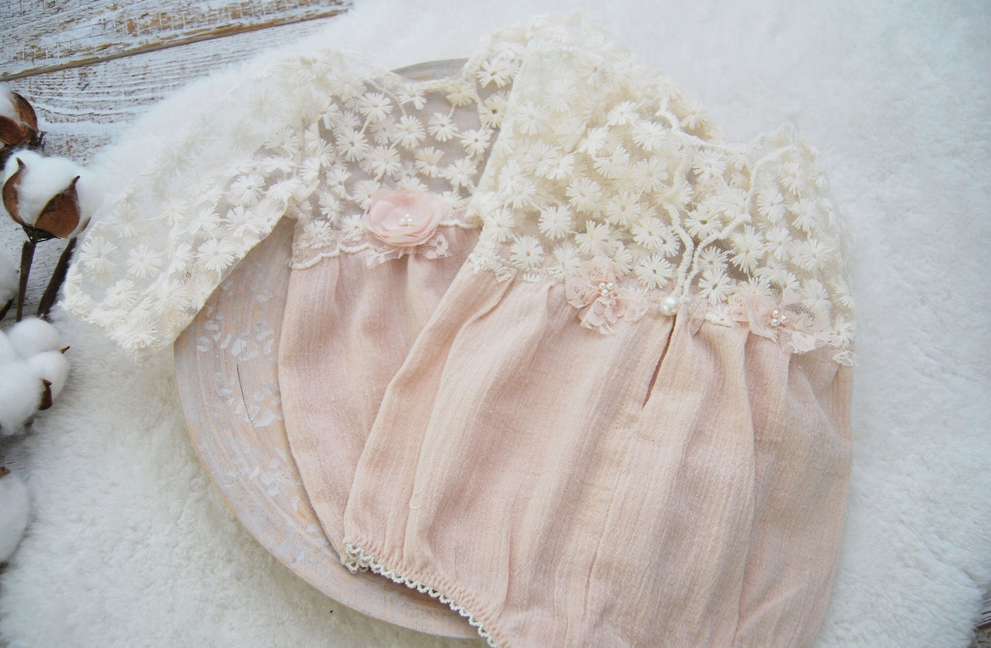 Newborn girl romper in boho style for photo shoots, Neutral photo prop lace outfit for newborn, Newborn photography romper with long sleeves