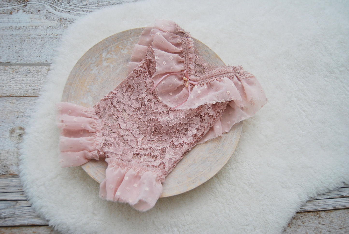 Photography outfit for newborn girls, Dusty pink romper baby, Newborn romper with opened back, Ruffled romper newborn, Photography prop