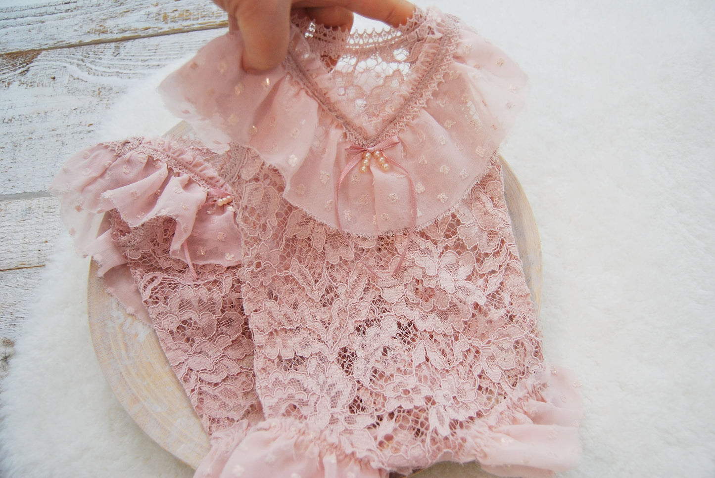 Photography outfit for newborn girls, Dusty pink romper baby, Newborn romper with opened back, Ruffled romper newborn, Photography prop