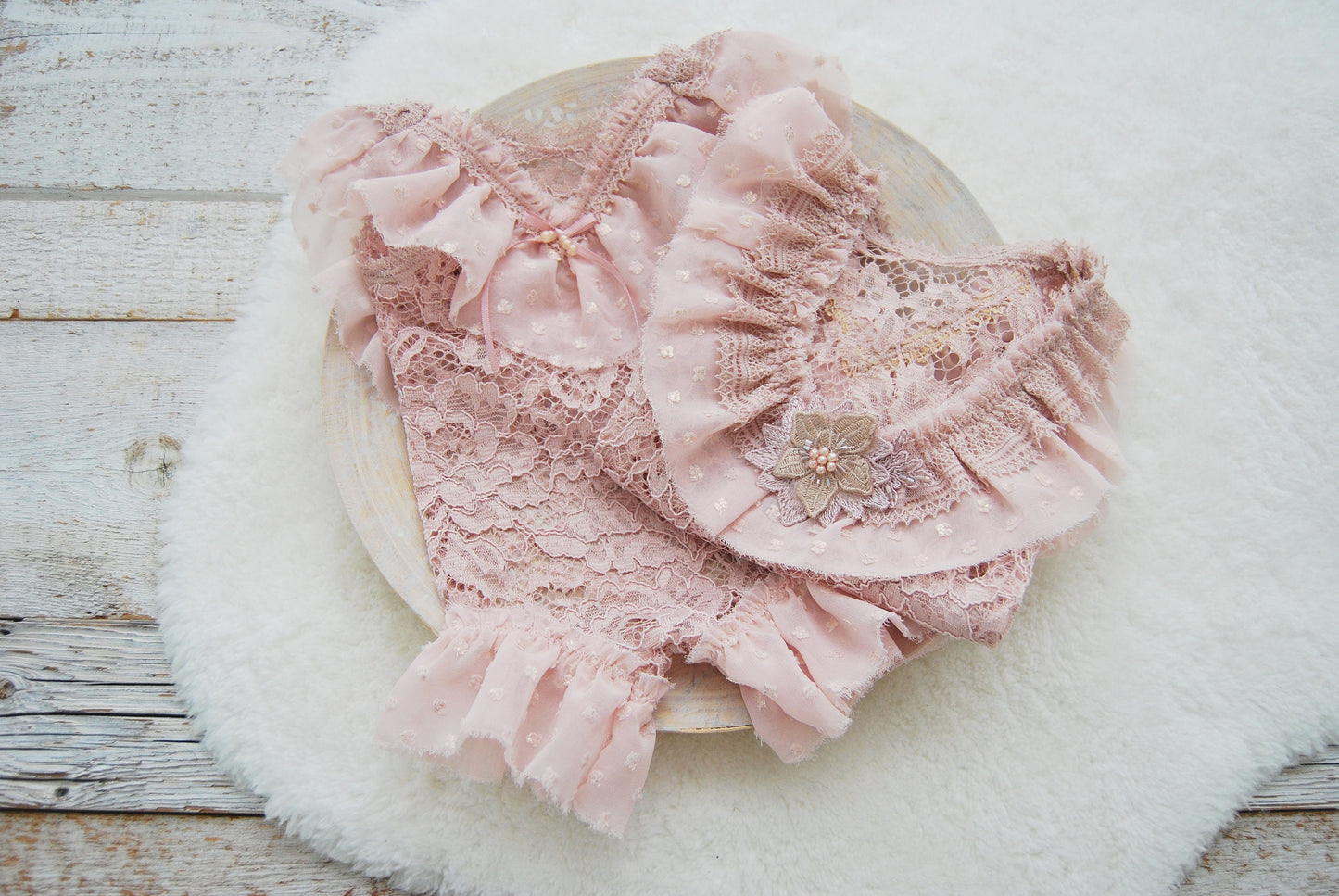 Photography outfit for newborn girls, Dusty pink romper baby, Newborn romper with opened back, Ruffled romper newborn, Photography prop